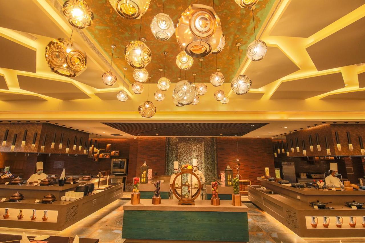 Hotel Radisson Blu Towers Kaushambi Delhi NCR Ghaziabad Exterior foto The buffet at the hotel