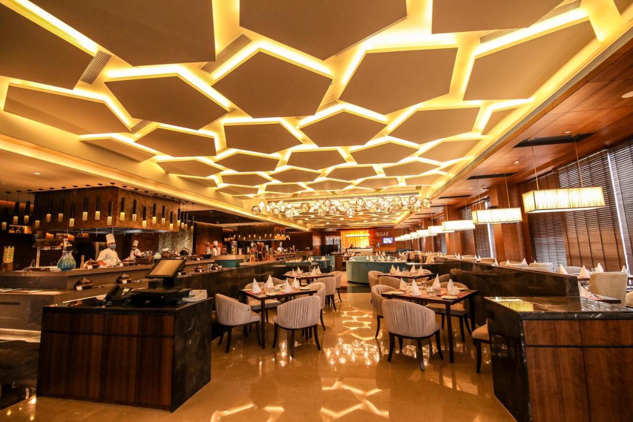 Hotel Radisson Blu Towers Kaushambi Delhi NCR Ghaziabad Exterior foto The interior of the restaurant
