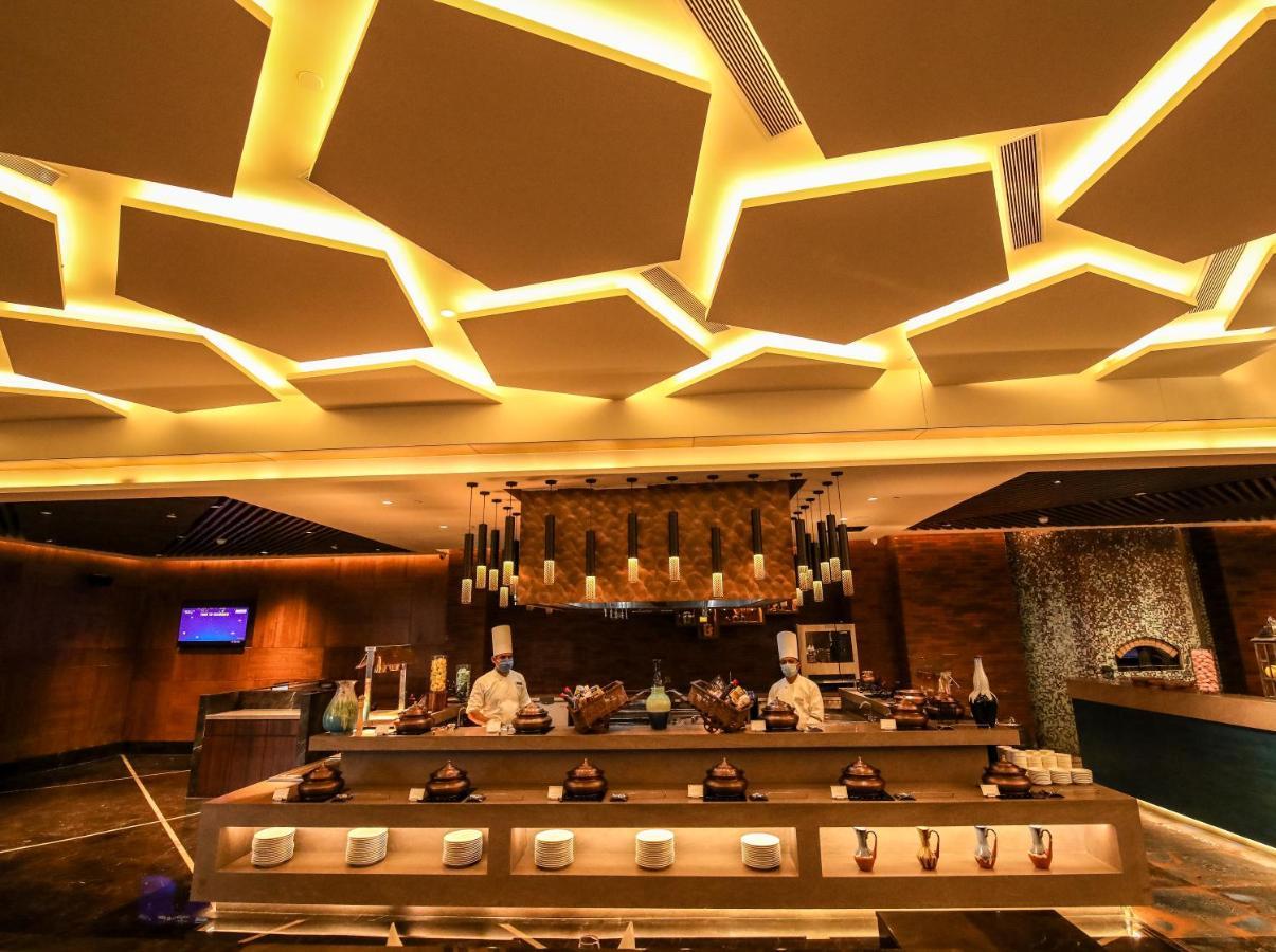 Hotel Radisson Blu Towers Kaushambi Delhi NCR Ghaziabad Exterior foto The interior of the lounge