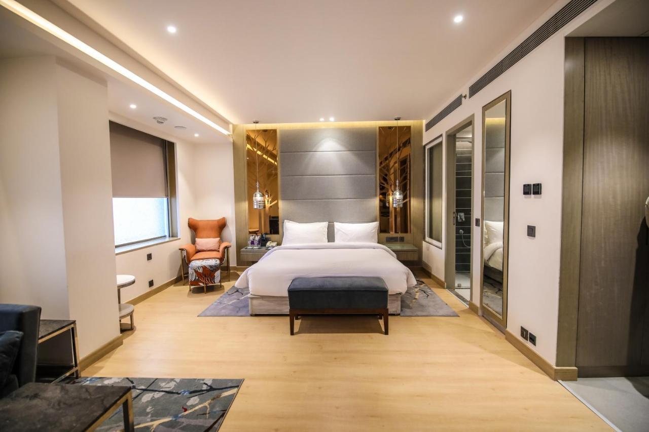Hotel Radisson Blu Towers Kaushambi Delhi NCR Ghaziabad Exterior foto A bedroom at the hotel