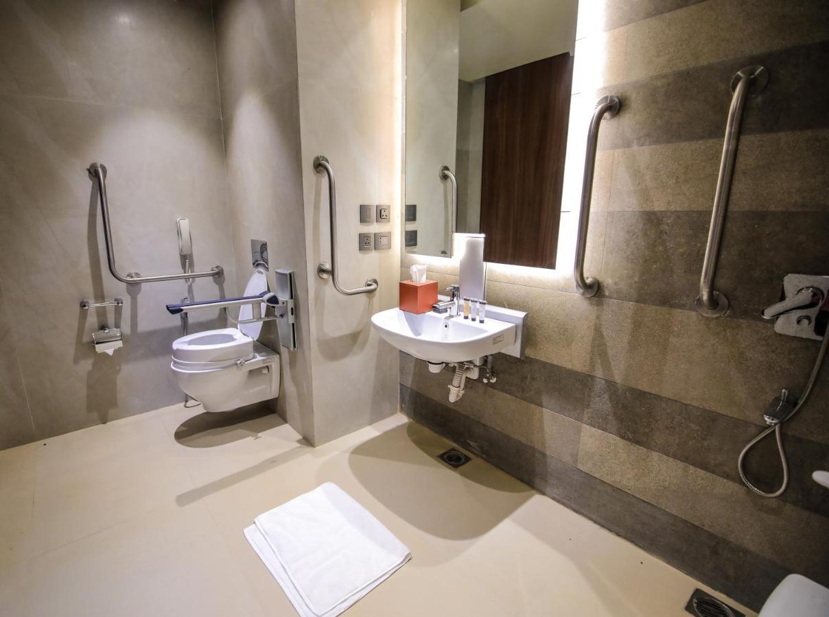 Hotel Radisson Blu Towers Kaushambi Delhi NCR Ghaziabad Exterior foto Disabled toilet with a disabled shower
