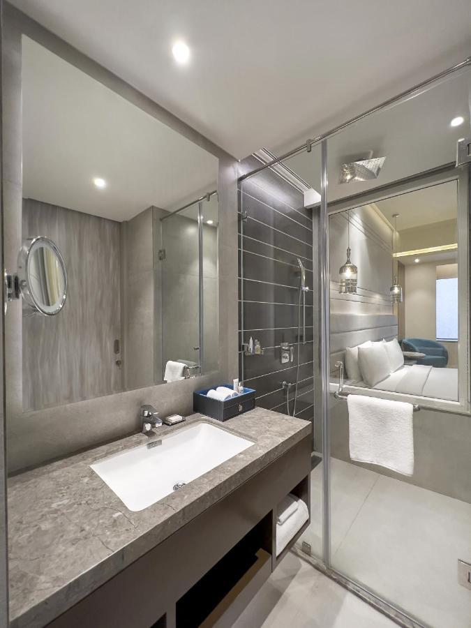 Hotel Radisson Blu Towers Kaushambi Delhi NCR Ghaziabad Exterior foto Bathroom