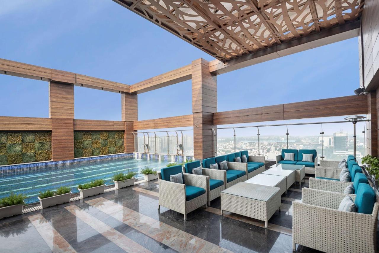 Hotel Radisson Blu Towers Kaushambi Delhi NCR Ghaziabad Exterior foto The Sky Bar