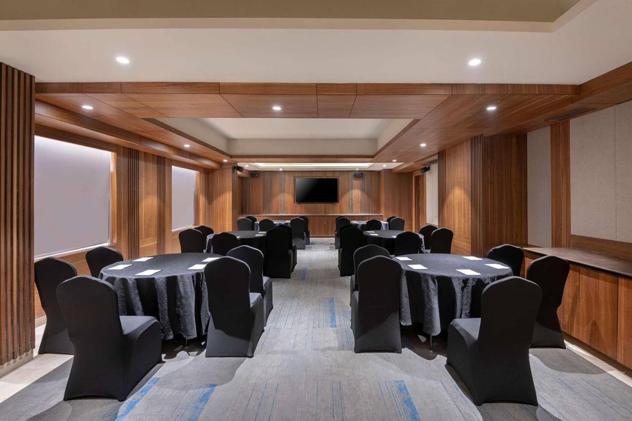 Hotel Radisson Blu Towers Kaushambi Delhi NCR Ghaziabad Exterior foto Meeting room at the hotel