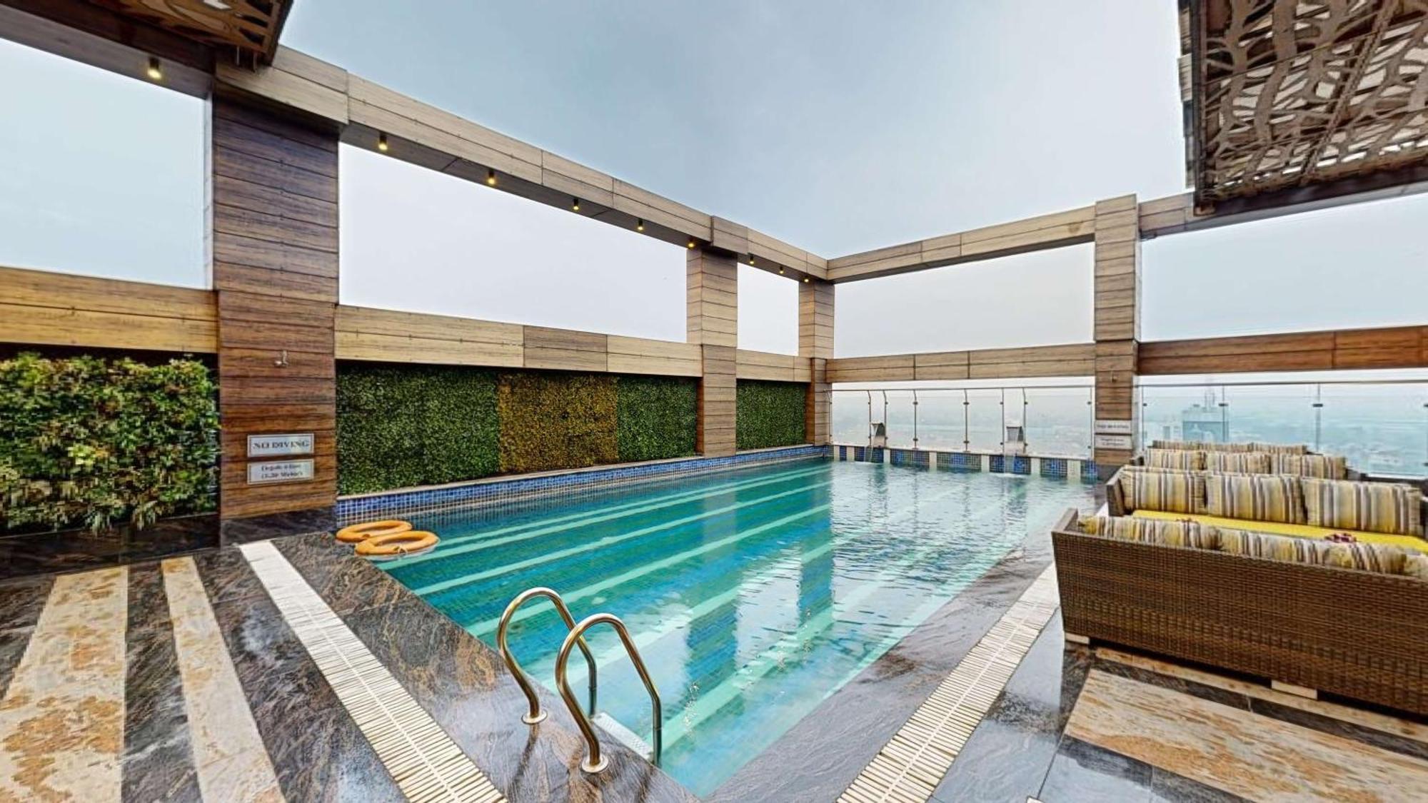 Hotel Radisson Blu Towers Kaushambi Delhi NCR Ghaziabad Exterior foto The swimming pool at the hotel